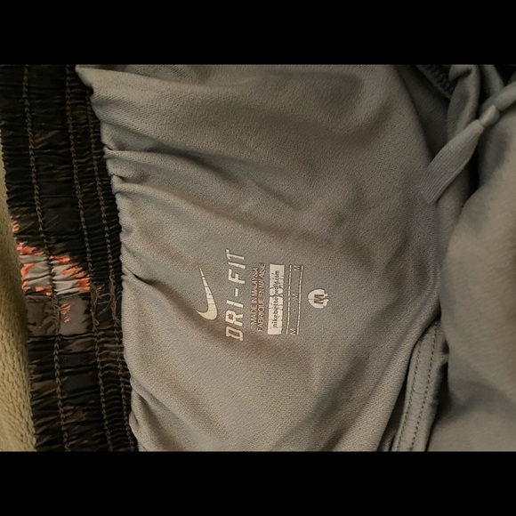 Women’s Nike shorts medium - Picture 2 of 2